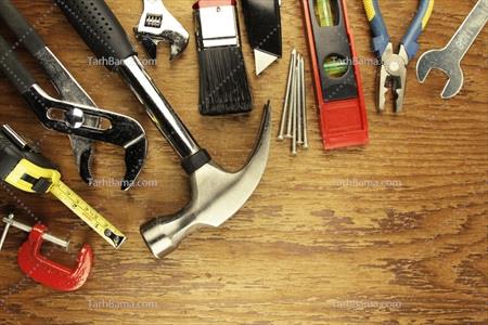 تصویر با کیفیت چکش و ابزار و میخ روی تخته